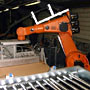 Tragaufrichter mit Knickarmroboter